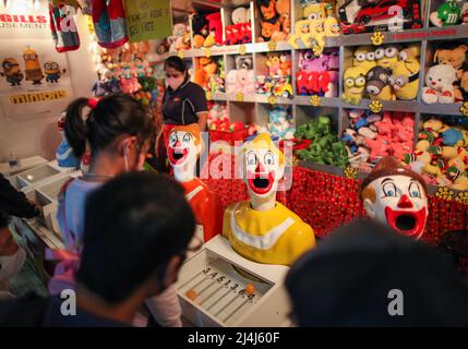 Auckland, Neuseeland. 15. April 2022. Maskierte Menschen spielen am 15. April 2022 beim Osterfest für Familienspaß in Auckland, Neuseeland. Neuseeland meldete in den letzten zwei Tagen 13.636 neue Fälle in der Gemeinschaft und 30 Todesfälle von COVID-19, teilte das Gesundheitsministerium in einer Erklärung am Samstag mit. Kredit: Zhao Gang/Xinhua/Alamy Live Nachrichten Stockfoto