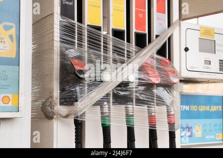 Moskau, Russland - 13. April 2022: Treibstoffdüsen, die an einer geschlossenen Shell-Tankstelle mit Plastikfolie verschnürt sind, aus der Nähe Stockfoto