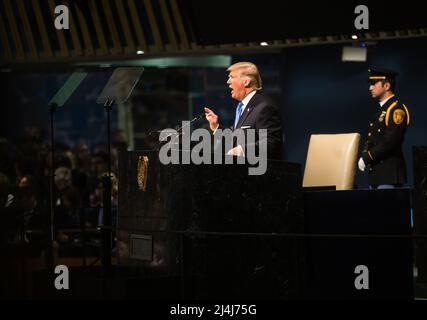 New York, USA. 19. September 2017. Präsident der Vereinigten Staaten Donald Trump spricht bei der allgemeinen politischen Diskussion während der Sitzung der UN-Versammlung 72. in New York. (Bild: © Mykhaylo Palinchak/SOPA Images via ZUMA Press Wire) Stockfoto