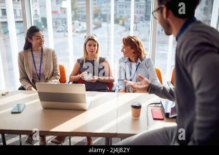 Multiethnische Geschäftsleute arbeiten im Büro zusammen Stockfoto