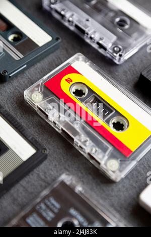 Nahaufnahme verschiedener alter Kassetten auf dunkelgrauem Hintergrund. Musikikone der 80s und 90s. Selektiver Fokus. Stockfoto