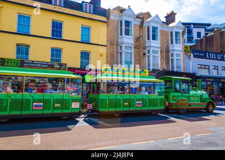 Sightseeing-Zug an der Victoria Parade, Hafenstraße in Torquay. Der Torquay Land Train ist eine lustige Art, Torquay zu erkunden, August 2021 Stockfoto