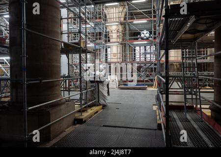 Ein Bild zeigt ein Gerüst von Bau- und Renovierungsarbeiten in der Kathedrale Notre-Dame in Paris am 15. April 2022, am dritten Jahrestag eines Brandes, der die Kathedrale teilweise zerstört hat. Foto von Romain Gaillard/Pool/ABACAPRESS.COM Stockfoto