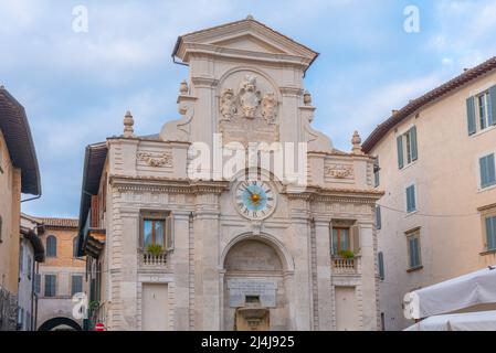 Brunnen auf der Piazza del Mercato im Zentrum der italienischen Stadt Spoleto. Stockfoto