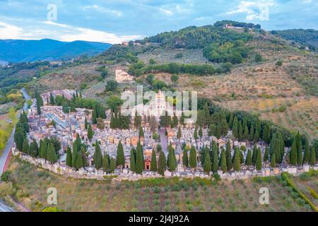 Luftaufnahme der Basilica di San Salvatore in der italienischen Stadt Spoleto. Stockfoto