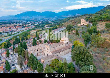 Luftaufnahme der Basilica di San Salvatore in der italienischen Stadt Spoleto. Stockfoto