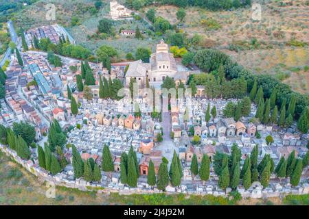 Luftaufnahme der Basilica di San Salvatore in der italienischen Stadt Spoleto. Stockfoto