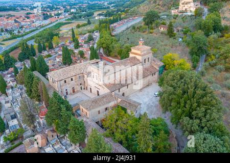 Luftaufnahme der Basilica di San Salvatore in der italienischen Stadt Spoleto. Stockfoto