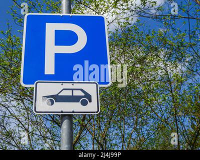 Blaues Parkschild mit dem Zusatz Auto in Deutschland zeigt an, dass hier nur Autos parken dürfen Stockfoto