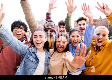Große Gruppe von fröhlich motivierten und aufgeregt jungen Freunden, die Selfie-Portrait. Glückliche Menschen, die lächelnd auf die Kamera blicken. Konzept der Gemeinschaft Stockfoto