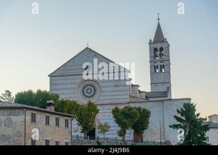 Basilica di Santa Chiara in der italienischen Stadt Assisi. Stockfoto