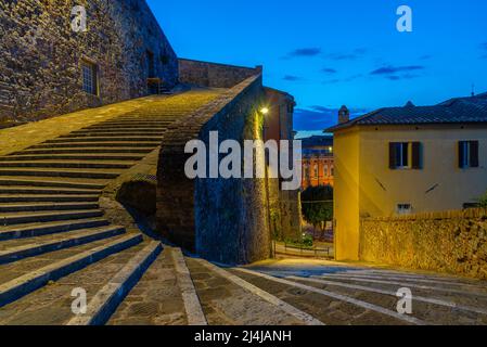 Nachtansicht einer Treppe in der Altstadt von Perugia, Italien. Stockfoto