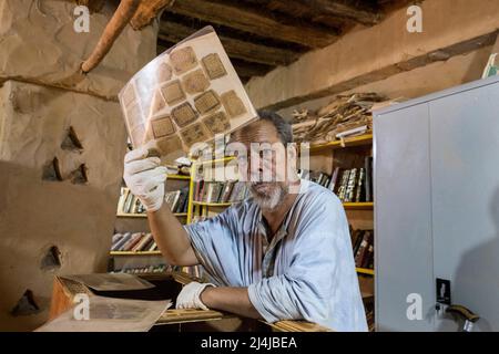 Mauretanien, Chinguetti, islamische Bibliothek, Saif Al Islam, Kurator der Ahmed Mahmoud-Bibliothek, die zum UNESCO-Weltkulturerbe gehört Stockfoto