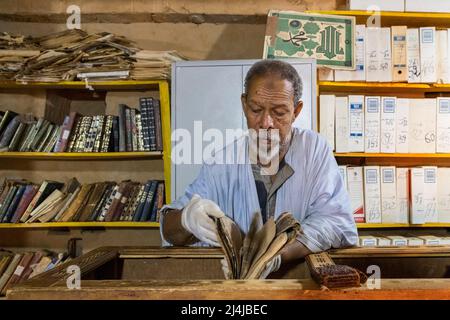Mauretanien, Chinguetti, islamische Bibliothek, Saif Al Islam, Kurator der Ahmed Mahmoud-Bibliothek, die zum UNESCO-Weltkulturerbe gehört Stockfoto