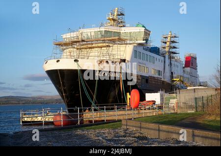 Port Glasgow, Schottland, Großbritannien, April 9. 2022, Ferguson Marine Werft und der Fortschritt der neuen Calmac Fähre namens Glen Sannox Stockfoto