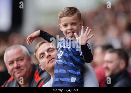 St. Helens, England - 15.. April 2022 - Wigan Warriors Fans. Rugby League Betfred Super League Runde 8 St. Helens vs Wigan Warriors im Totally Wicked Stadium, St. Helens, UK Dean Williams Stockfoto