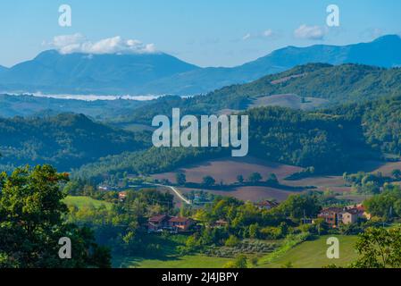 Berglandschaft der Marken in der Nähe von Urbino, Italien. Stockfoto