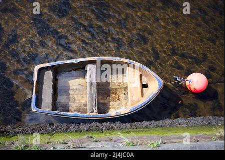 Altes Boot verkommt auf dem Fluss Leven in Dumbarton Stockfoto