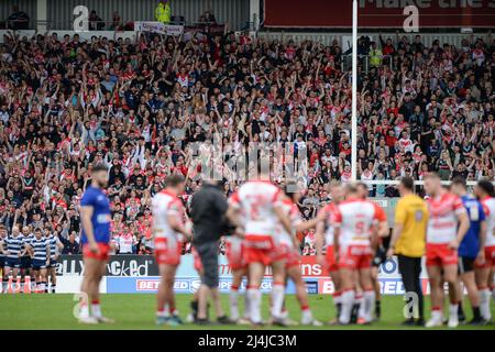 St. Helens, England - 15.. April 2022 - St. Helens Fans. Rugby League Betfred Super League Runde 8 St. Helens vs Wigan Warriors im Totally Wicked Stadium, St. Helens, UK Dean Williams Stockfoto