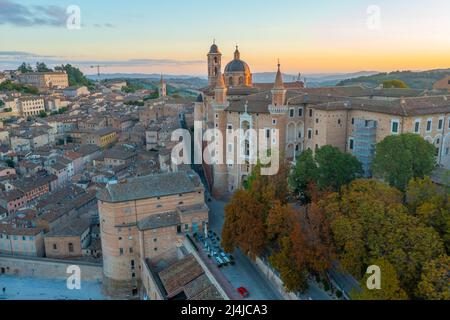 Sonnenaufgang über dem Palazzo Ducale in der italienischen Stadt Urbino. Stockfoto