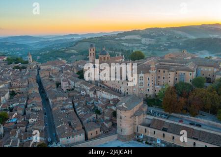 Sonnenaufgang über dem Palazzo Ducale in der italienischen Stadt Urbino. Stockfoto