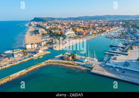 Luftaufnahme der Marina in der italienischen Stadt Pesaro. Stockfoto