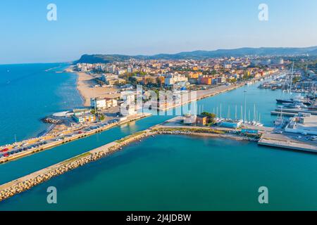 Luftaufnahme der Marina in der italienischen Stadt Pesaro. Stockfoto