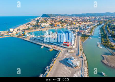 Luftaufnahme der Marina in der italienischen Stadt Pesaro. Stockfoto