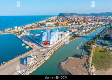 Luftaufnahme der Marina in der italienischen Stadt Pesaro. Stockfoto