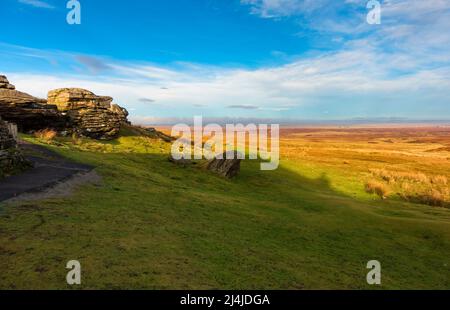Blick nach Norden von Tan Hill, Yorkshire Dales, England. Die windgepeitschte und isolierte Lage des Tan Hill Inn, das als das höchste Inn in England berühmt ist. Stockfoto