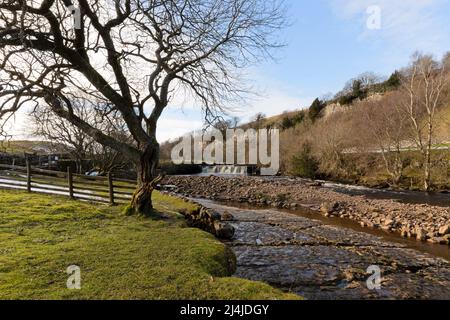 Wain Wath Force, Swaledale, Yorkshire Dales. Schöner Wasserfall unter den Kalksteinfelsen von Cotterby Scar, in der Nähe von Keld. Stockfoto