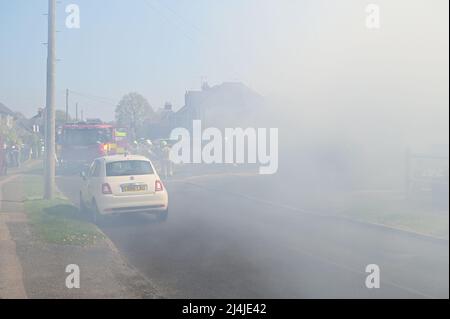 Horley, Surrey, UK- April 16 2022: Der Rauch eines brennenden Bungalows auf einer Straße in Horley Stockfoto