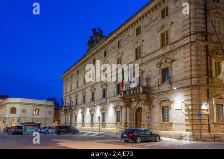 Gebäude der Präfektur in der italienischen Stadt Ascoli Piceno. Stockfoto
