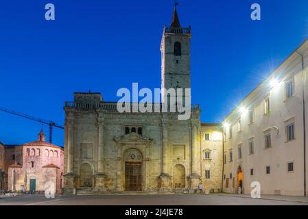 Sonnenaufgang Ansicht der Kathedrale in der italienischen Stadt Ascoli Piceno. Stockfoto