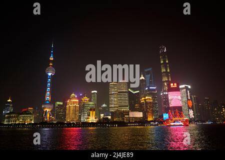 Oriental Pearl Tower und Wolkenkratzer in Pudong, vom Bund aus gesehen Stockfoto