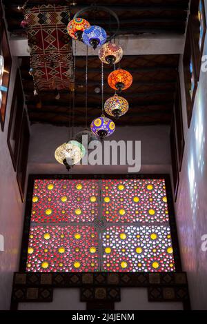 Doha, Katar-April 20,2022: Im alten Markt Souk Waqif eine dekorative, traditionelle, Glas Mosaik-Lampen hängen. Stockfoto