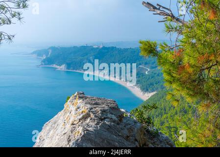 Luftaufnahme der Strände von Sirolo in Italien. Stockfoto