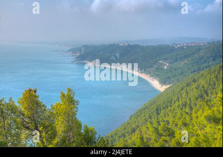 Luftaufnahme der Strände von Sirolo in Italien. Stockfoto