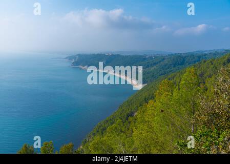 Luftaufnahme der Strände von Sirolo in Italien. Stockfoto