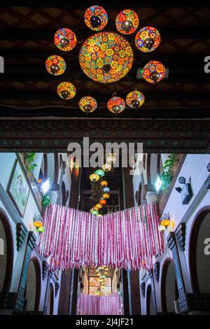 Doha, Katar-April 20,2022: Im alten Markt Souk Waqif eine dekorative, traditionelle, Glas Mosaik-Lampen hängen. Stockfoto