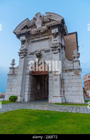 Blick auf die Porta Pia bei Sonnenuntergang in der italienischen Stadt Ancono. Stockfoto