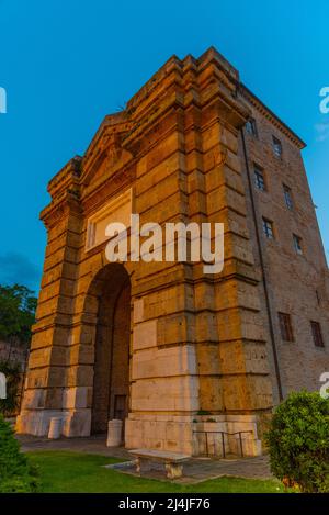 Blick auf die Porta Pia bei Sonnenuntergang in der italienischen Stadt Ancono. Stockfoto