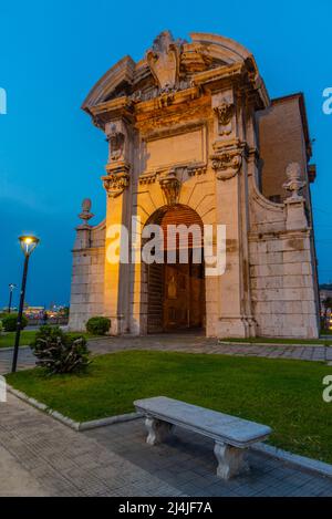 Blick auf die Porta Pia bei Sonnenuntergang in der italienischen Stadt Ancono. Stockfoto