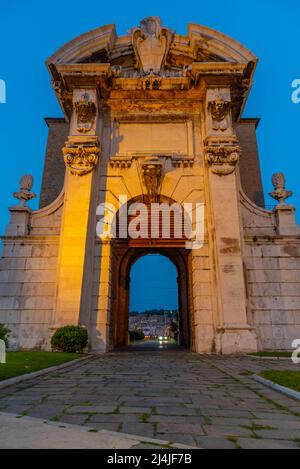 Blick auf die Porta Pia bei Sonnenuntergang in der italienischen Stadt Ancono. Stockfoto