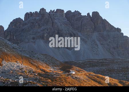 Die Berge bei Sonnenaufgang im Naturpark Tre Cime - Sextner Dolomiten, in der Nähe der Stadt Cortina d'ampezzo, Venetien, Italien - Oktober 2021. Stockfoto