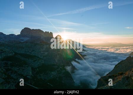 Die Berge bei Sonnenaufgang im Naturpark Tre Cime - Sextner Dolomiten, in der Nähe der Stadt Cortina d'ampezzo, Venetien, Italien - Oktober 2021. Stockfoto