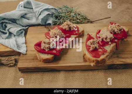 Escalivada ist ein traditionelles katalanisches Gericht aus gegrilltem Auberginen und Paprika. Stockfoto