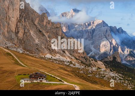 Die Aussicht und die Berge des Giau-Passes: Einer der berühmtesten und fotografiertesten Orte in den italienischen Dolomiten, in der Nähe der Stadt Cortina. Stockfoto