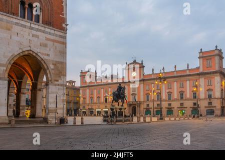 Piazza dei Cavalli und Palazzo del Governatore in der italienischen Stadt Piacenza. Stockfoto