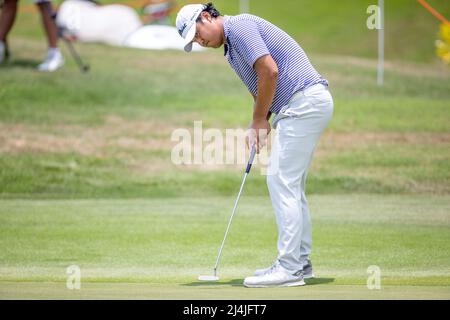 PATTAYA THAILAND - 16. APRIL: Sihwan Kim aus den Vereinigten Staaten spielt in der vierten und letzten Runde der Trust Golf Asian Mixed Stableford Challenge auf dem Siam Country Club Waterside Course am 16. April 2022 in Pattaya, Thailand, einen Put auf dem 9. Loch. (Foto: Orange Picics/BSR Agency/Getty Images) Credit: Orange Pics BV/Alamy Live News Stockfoto